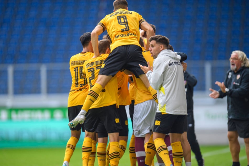 Die Dresdner freuen sich über den goldenen Treffer des Tages von Stefan Kutschke.