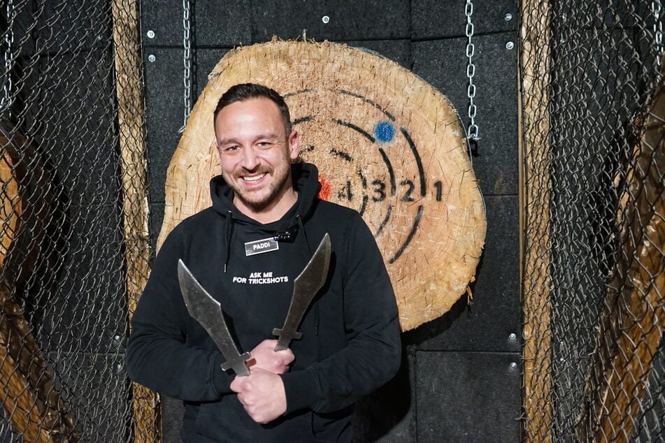 Teamleiter Patrik Gast (37) erklärt: Beim Axt- und Messerwerfen wird nach einem Punktesystem gespielt, ähnlich wie beim Dart. Ziel ist es, mit möglichst wenigen Würfen genau 24 Punkte zu erreichen.