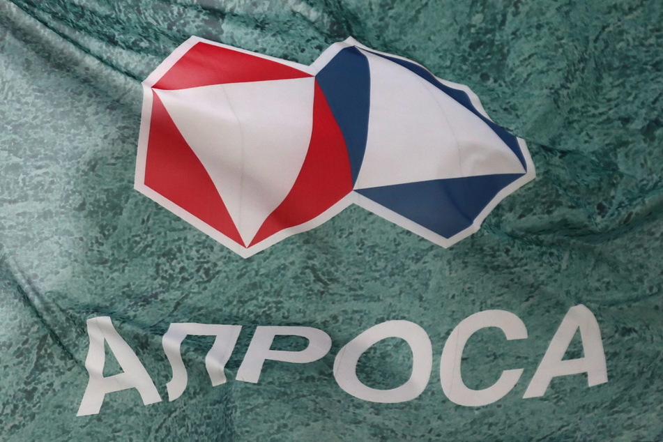 Das Firmenlogo von Alrosa ist auf einer Flagge vor dem Hauptsitz des weltweit größten Produzenten von Rohdiamanten zu sehen. Die G7 wollen den milliardenschweren Export von Rohdiamanten aus Russland einschränken.