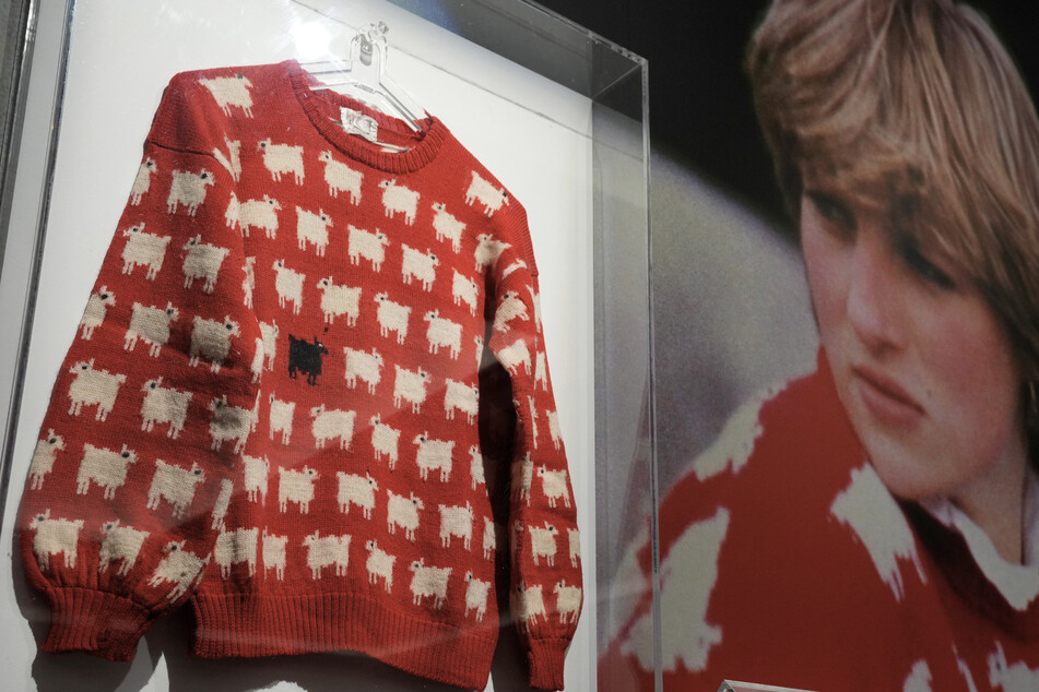 Dieser berühmte Pullover von Prinzessin Diana (1961-1997) wurde in London ausgestellt.