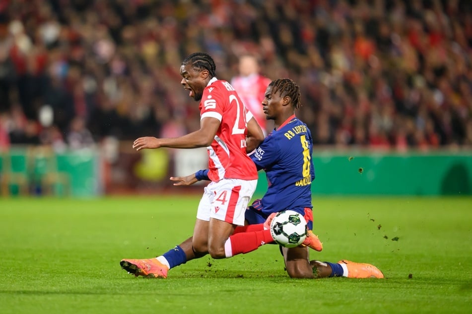 Beide Teams schenken sich ind er Anfangsphase in intensiven Zweikämpfen nichts.