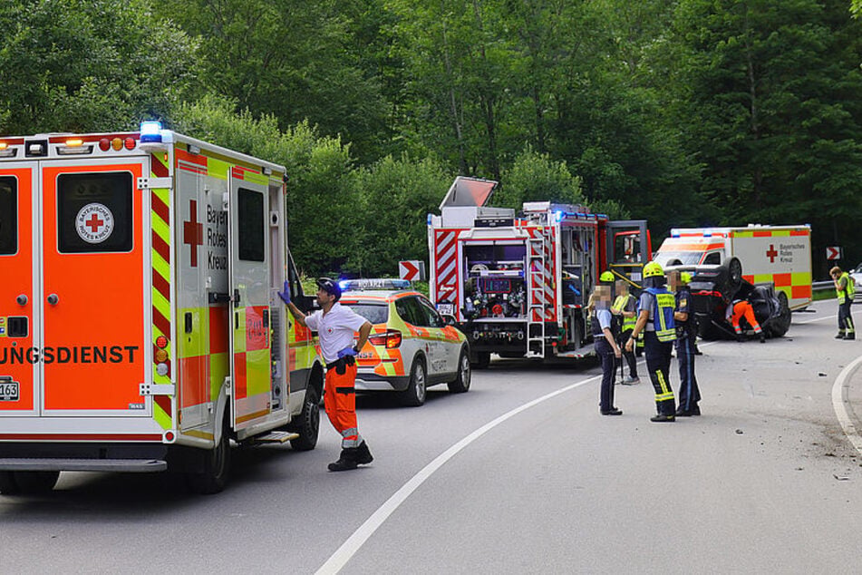 Eine dreiköpfige Urlauberfamilie aus den Vereinigten Staaten hat sich mit einem geliehenen SUV in Weißbach an der Alpenstraße überschlagen.