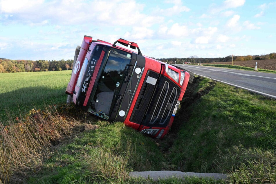 Glück im Unglück: Der Fahrer des Lkw blieb unverletzt.