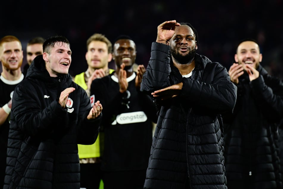 Jones feierte nach dem Schlusspfiff gemeinsam mit dem Team den Punktgewinn und zeigte dort erneut seinen Kobra-Jubel.