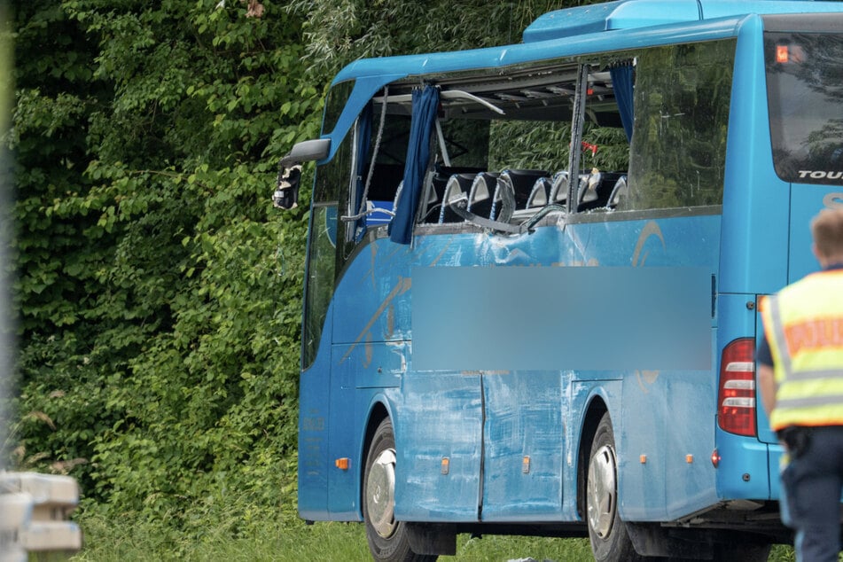Eine Seite des Reisebusses wurde bei dem Unfall stark beschädigt.