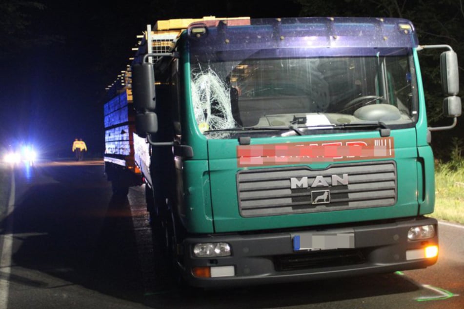 Der Lastwagen steht an der Unfallstelle.
