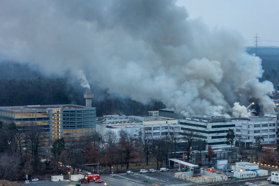 Großbrand in Darmstädter Forschungszentrum: Feuerwehr warnt Bevölkerung