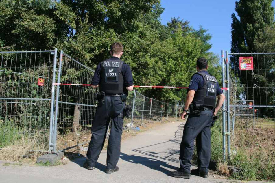 Zwei Polizisten sichern den Tatort in Berlin-Rummelsburg. Das Mädchen war zunächst freiweillig mit dem Mann mitgekommen.