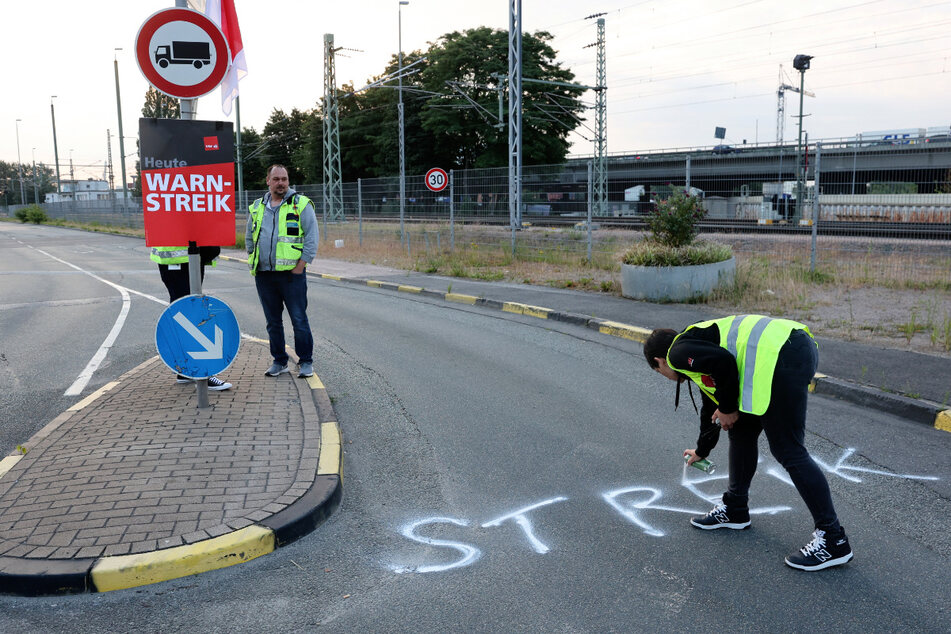 Arbeiter weisen an der Einfahrt zum Container Terminal Burchardkai (CTB) auf den Streik im Hamburger Hafen hin.