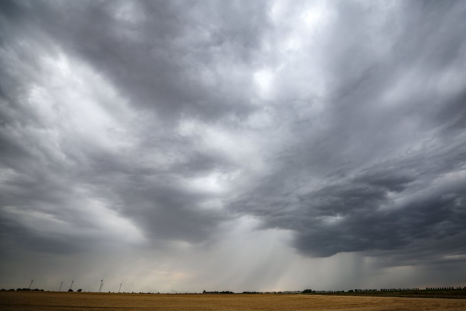 Regen und Wolken machen sich über Sachsen-Anhalt breit. (Symbolbild)