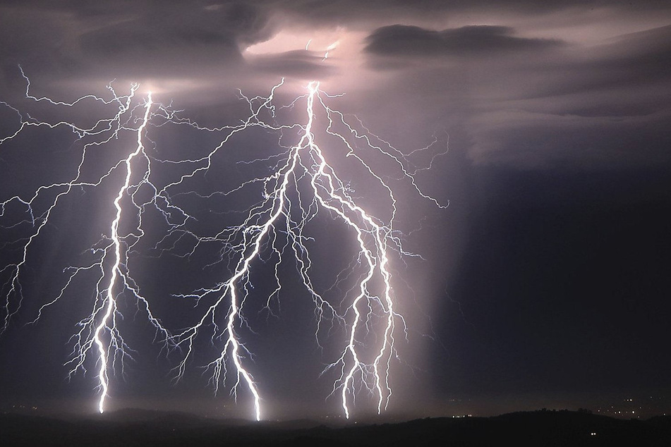 Blitzschläge setzen eine gewaltige Energie frei. (Symbolbild)
