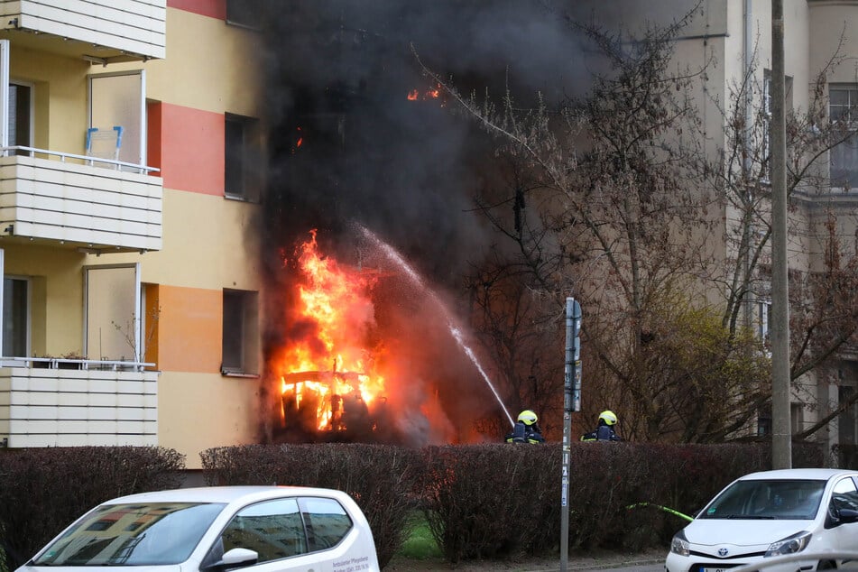 Rund 100 Einsatzkräfte kämpften stundenlang gegen die Flammen. Die Wohnungen wurden vollständig zerstört.
