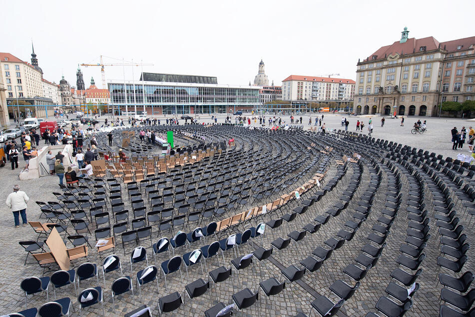 Über 2000 leere Stühle wurden auf dem Dresdner Altmarkt aufgestellt.