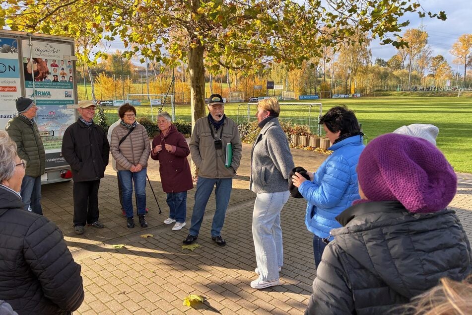 Ortsführung in Reichenbrand: Gert Rehn (80, Heimatverein) und Peggy de Witt-Janeczek (41, Sportverein Eiche Reichenbrand) erklären die sportliche Geschichte des Ortsteils.