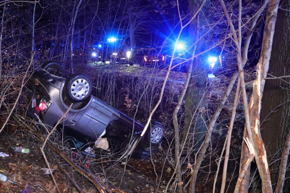 Der VW Polo landete mit Totalschaden im Graben. Einsatzkräfte eilten zu Hilfe.