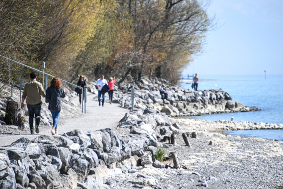 Spaziergänger entlang des Bodensee-Ufers.