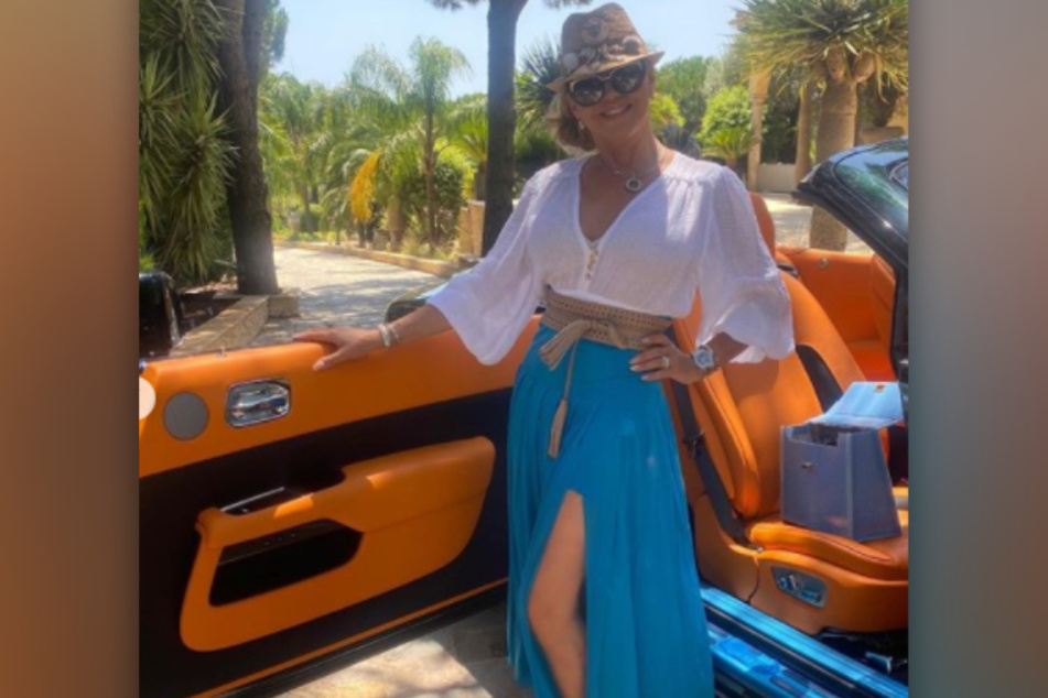Carmen Geiss (55) hat sich farblich perfekt auf ihren neuen Sportwagen abgestimmt.
