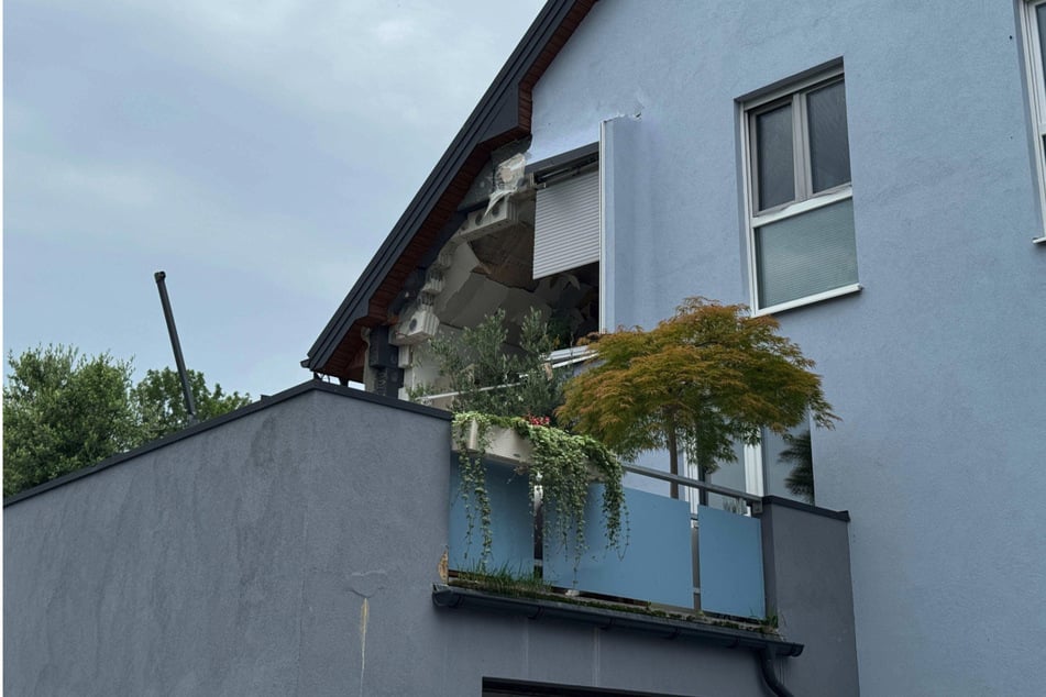 Offenbar flog eine Gasflasche im ersten Obergeschoss in die Luft und zertrümmerte die Hauswand.
