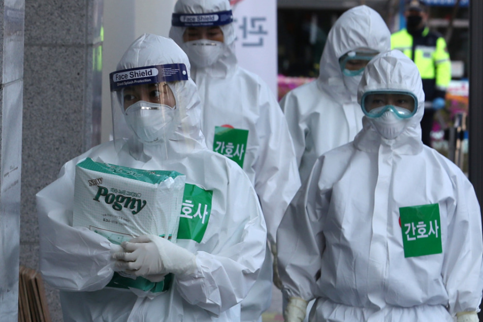 Südkorea, Daegu: Mitarbeiter eines Krankenhauses beginnen ihre Schicht.