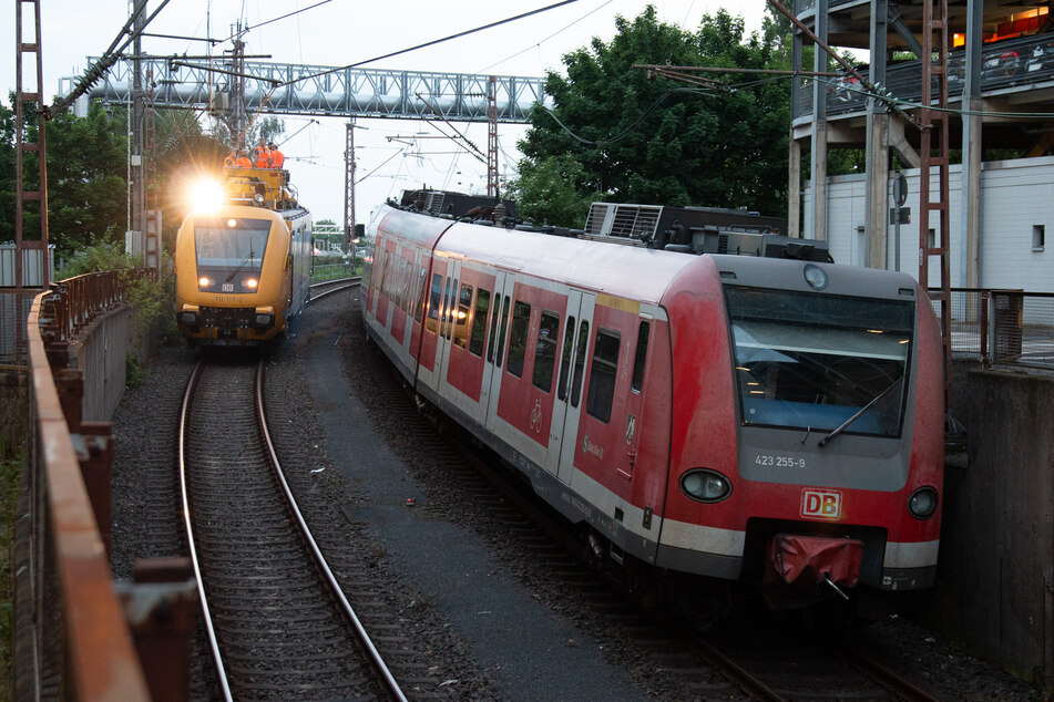 Die S-Bahn musste wegen einer beschädigten Oberleitung evakuiert werden.