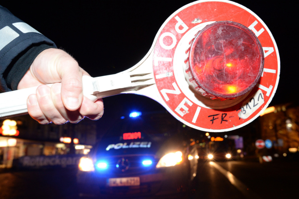 Bei der Kontrolle fanden die Beamten unter anderem einen gefälschten Polizei-Dienstausweis. (Symbolbild)