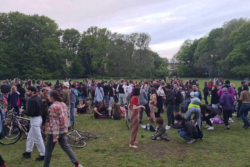 Am Nachmittag hatte es zunächst eine angemeldete Kundgebung mit dem Titel "Für das Recht auf Tanzrituale im öffentlichen Raum (...) in der Zeit von Covid-19" gegeben.