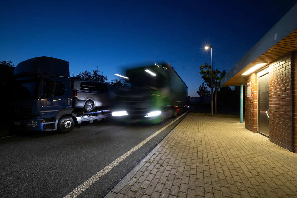 Auf einem Parkplatz an der Autobahn kam es zu dem tödlichen Crash. (Symbolbild)