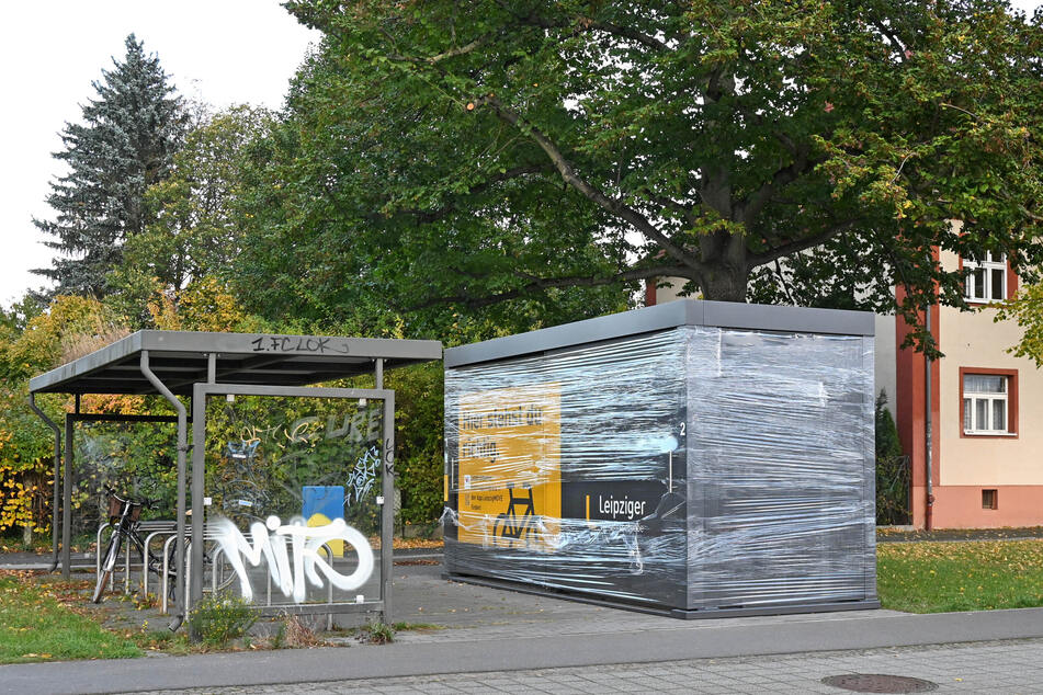 Die Fahrrad-Sammelschließanlage an der Franzosenallee ist aktuell mit Folie eingewickelt.
