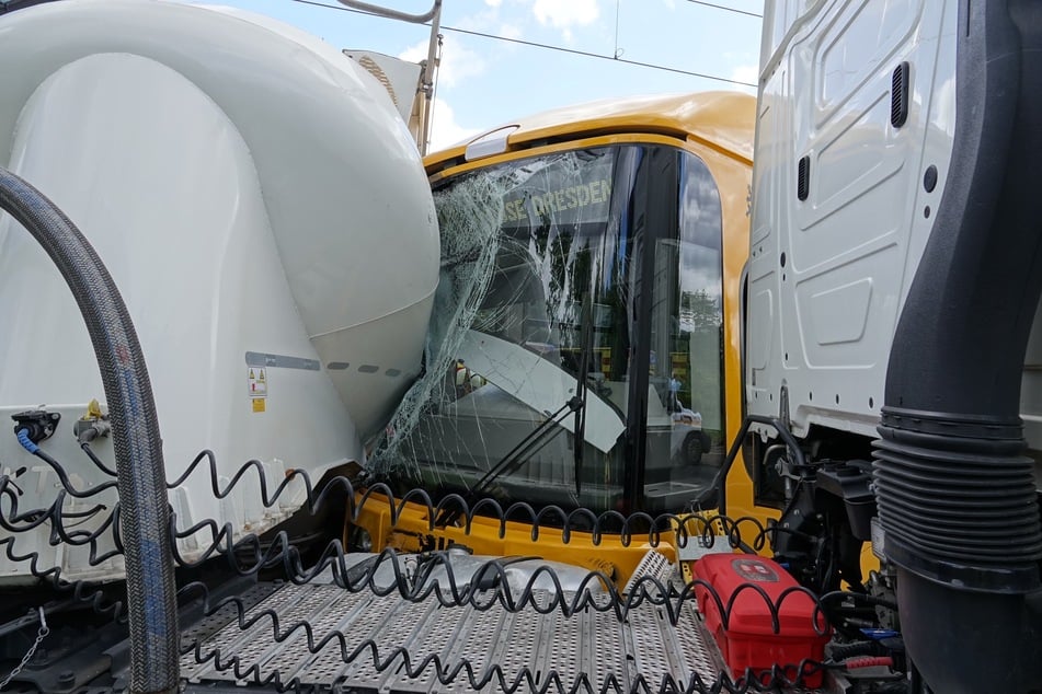 Die Fahrerkabine der Straßenbahn wurde mächtig demoliert.