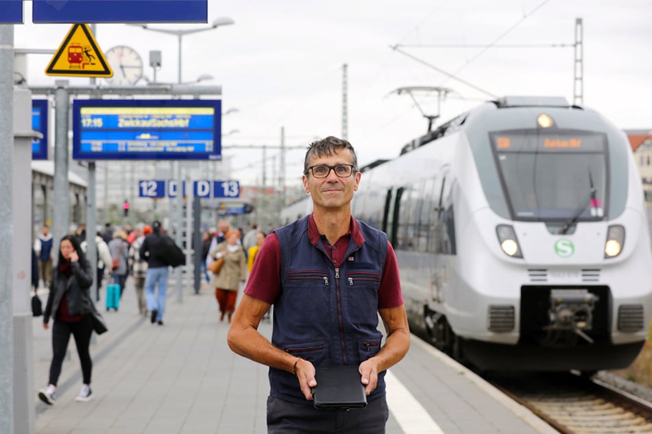 Ist seit kurzem Triebfahrzeugführer bei der Deutschen Bahn: Stefan bei der Bahn in Halle (Saale).