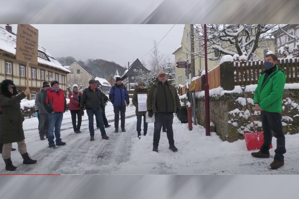 Rund 30 Menschen trafen sich am 10. Januar in Großschönau, um das Haus von Sachsens Ministerpräsidenten Kretschmer (45, r) zu belagern.