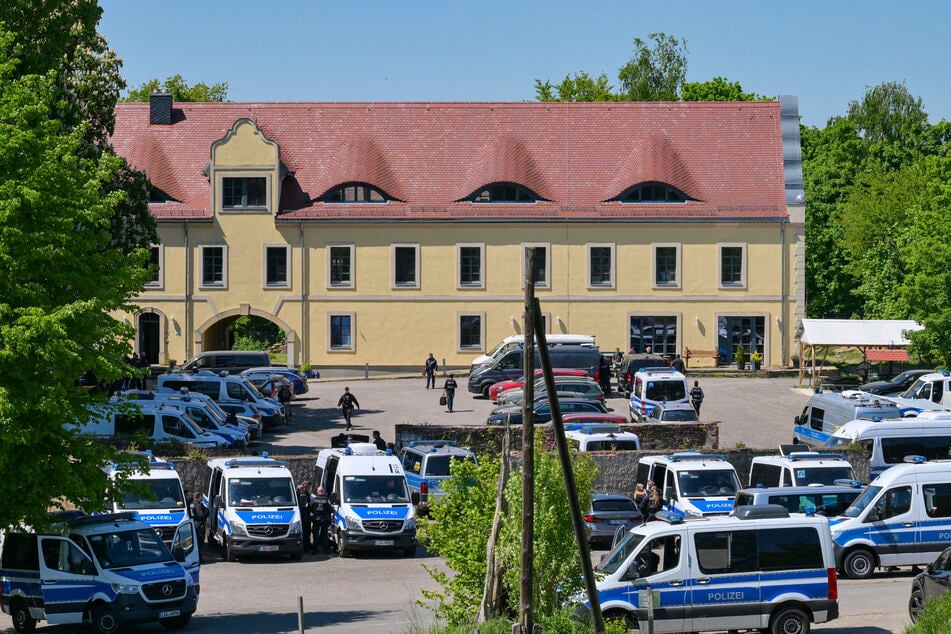Razzia in der Zentrale, dem "Königlichen Lehngut" Halsbrücke bei Freiberg.