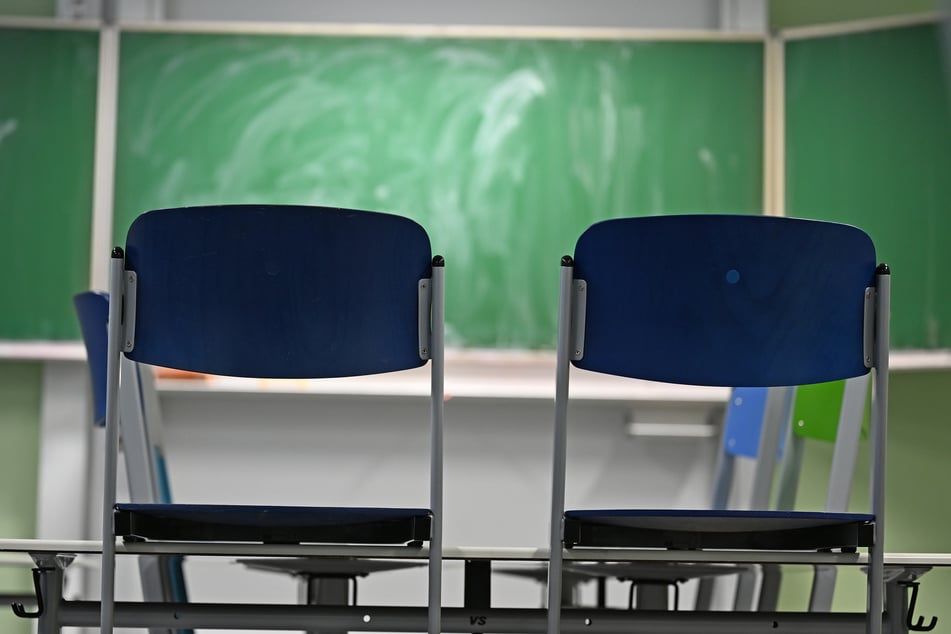 Ein Praktikant soll in einer Grundschule exhibitionistische Handlungen vor den Augen eines Kindes vorgenommen haben. (Symbolbild)