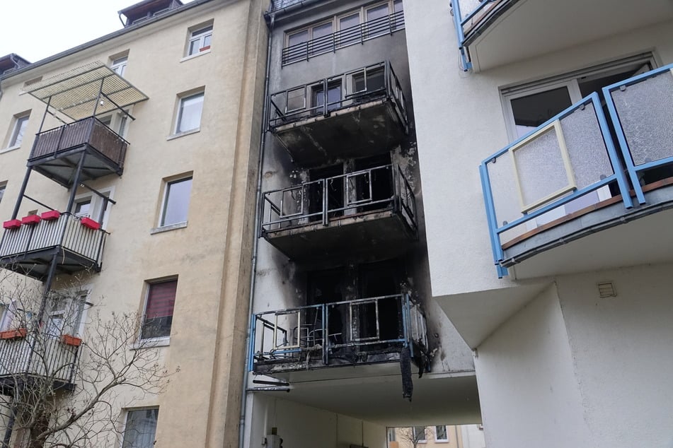 Die Feuerwehr musste am Mittwochmorgen brennende Balkone in Pieschen ablöschen.