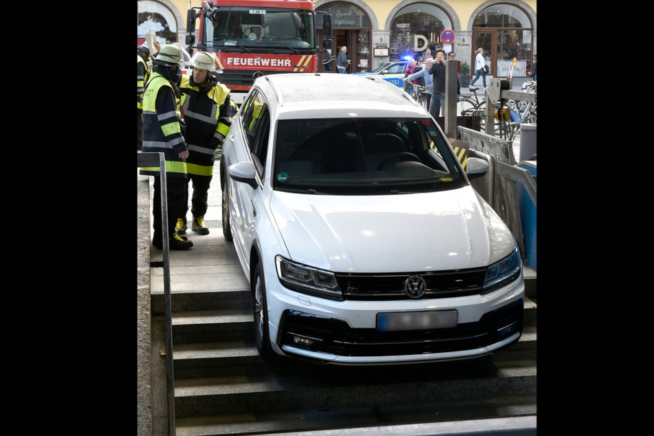 Das Video weckt bei manchen Erinnerungen. Touristen "parkten" 2019 ihren SUV auf den Treppen zur U-Bahnstation Marienplatz in München.
