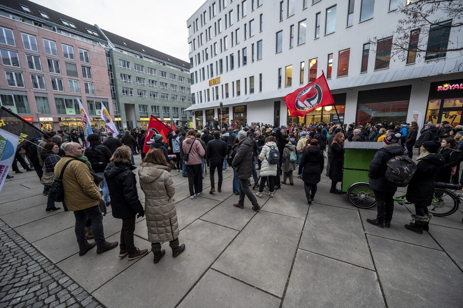 Mitte Februar waren etwa 100 Teilnehmer bei einer Demonstration für die Familie vor der Ausländerbehörde der Stadt Chemnitz dabei.