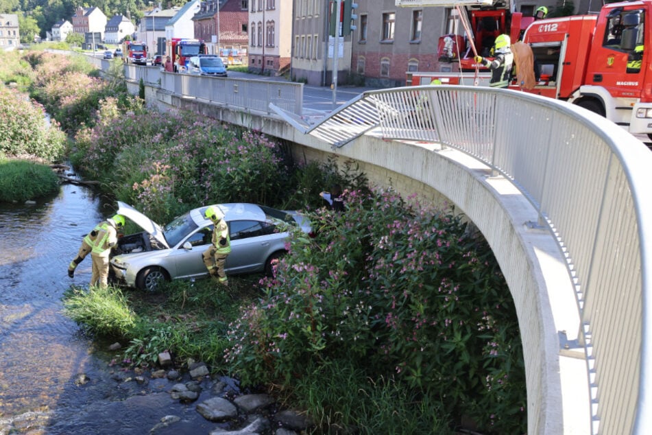 Wie es dazu kam, dass der Audi durch das Straßengeländer fuhr, ist derzeit noch Teil der Ermittlungen.