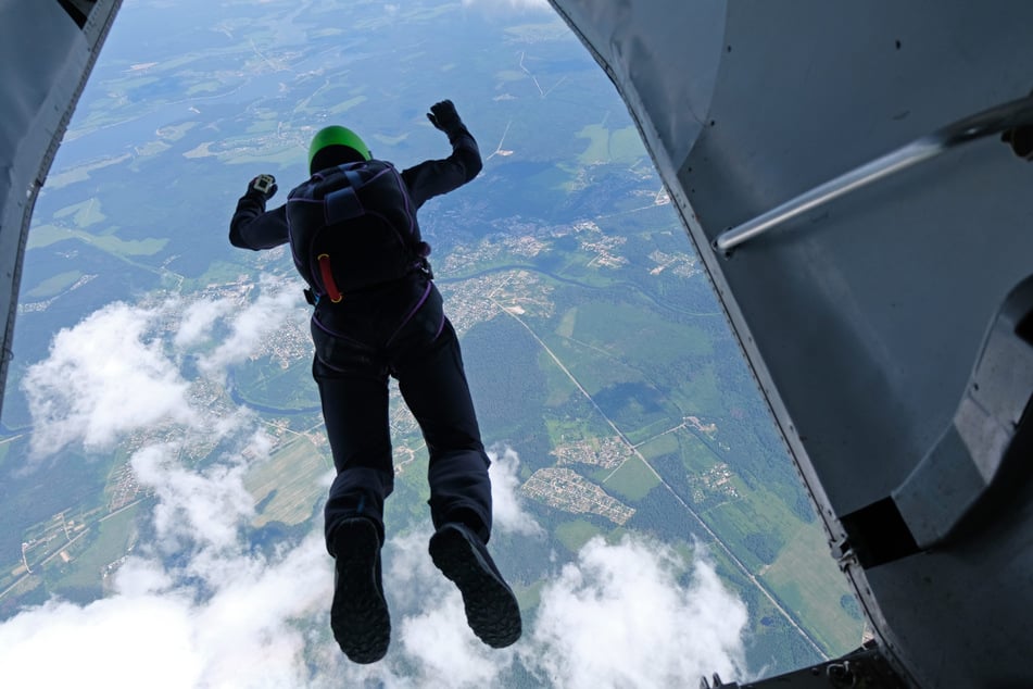 Kurz nachdem er aus dem Flugzeug gesprungen war, wurde er getroffen. (Symbolfoto)