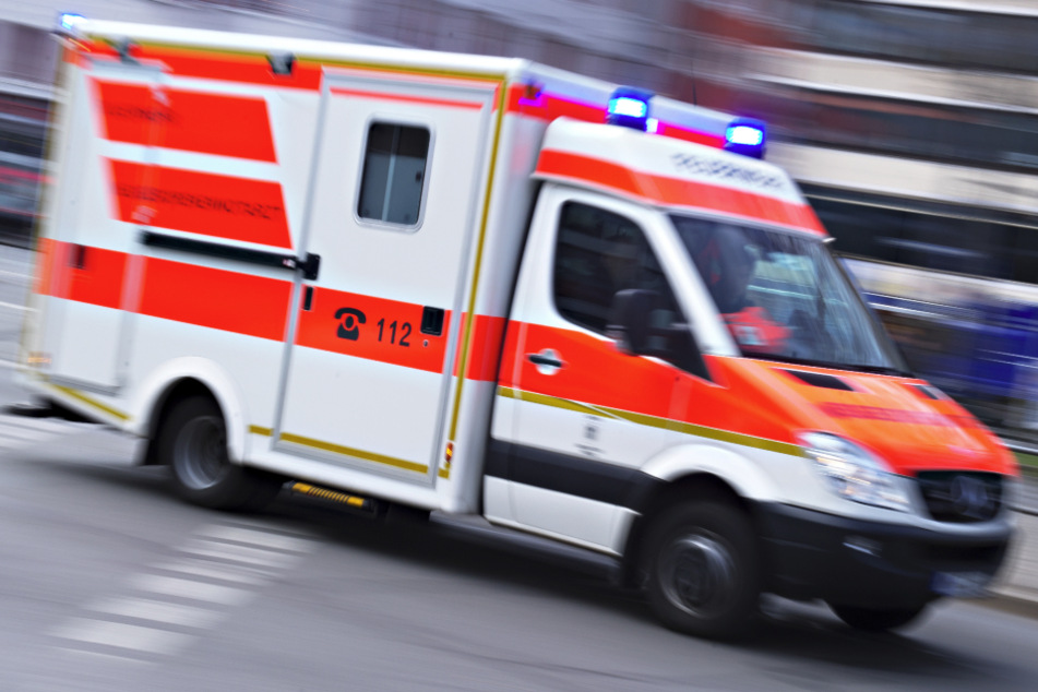 Ein Rettungswagen und ein Mini sind in München auf einer Kreuzung kollidiert, eine Frau ist dabei verletzt worden. (Symbolbild)