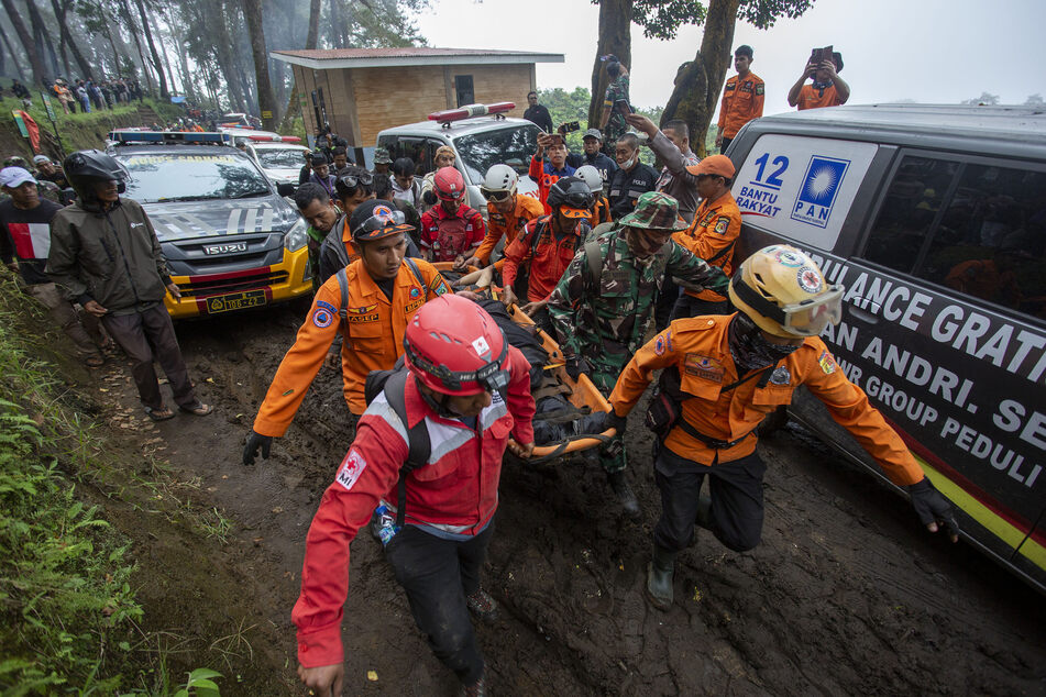 Für mindestens 23 Menschen kam auf Sumatra jede Hilfe zu spät.
