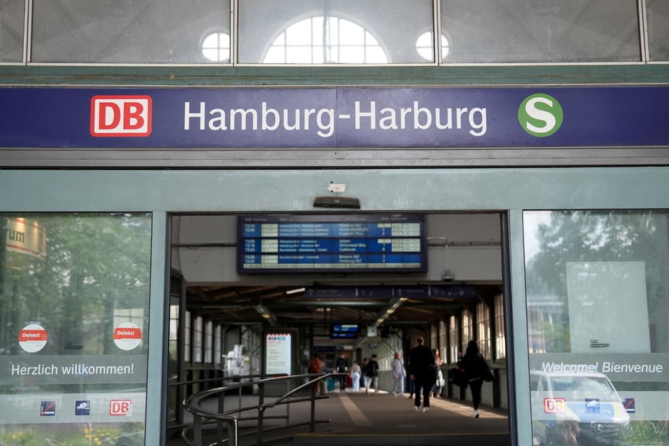 Hamburg: Mann schläft auf Sitzbank am Bahnsteig: Kurze Zeit später liegt er auf dem Gleis