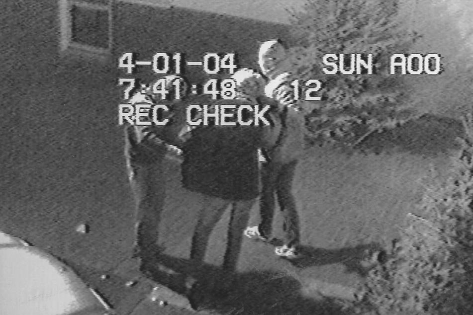 Auf diesem Foto aus einer Überwachungskamera sieht man die beiden Täter rechts und links, ihr Opfer befindet sich in der Mitte.