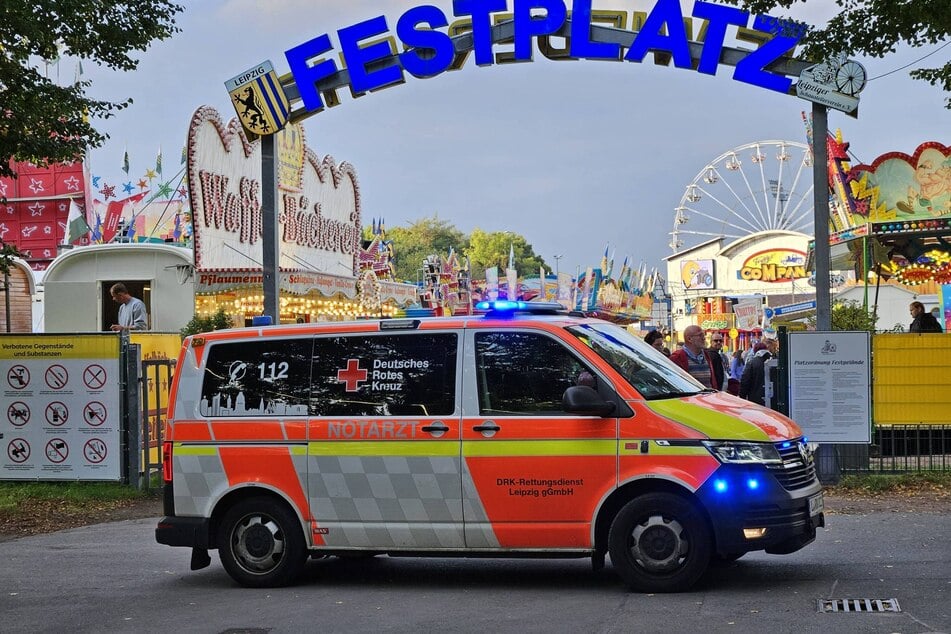 Das Notarzt-Auto parkte vor dem Eingang des Festplatzes.