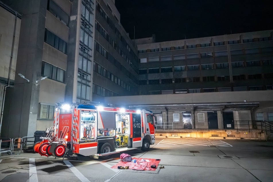 Bis in die Nacht hinein waren die Retter mit umfangreichen Lüftungsmaßnahmen beschäftigt, nachdem sie den Brand gelöscht hatten.