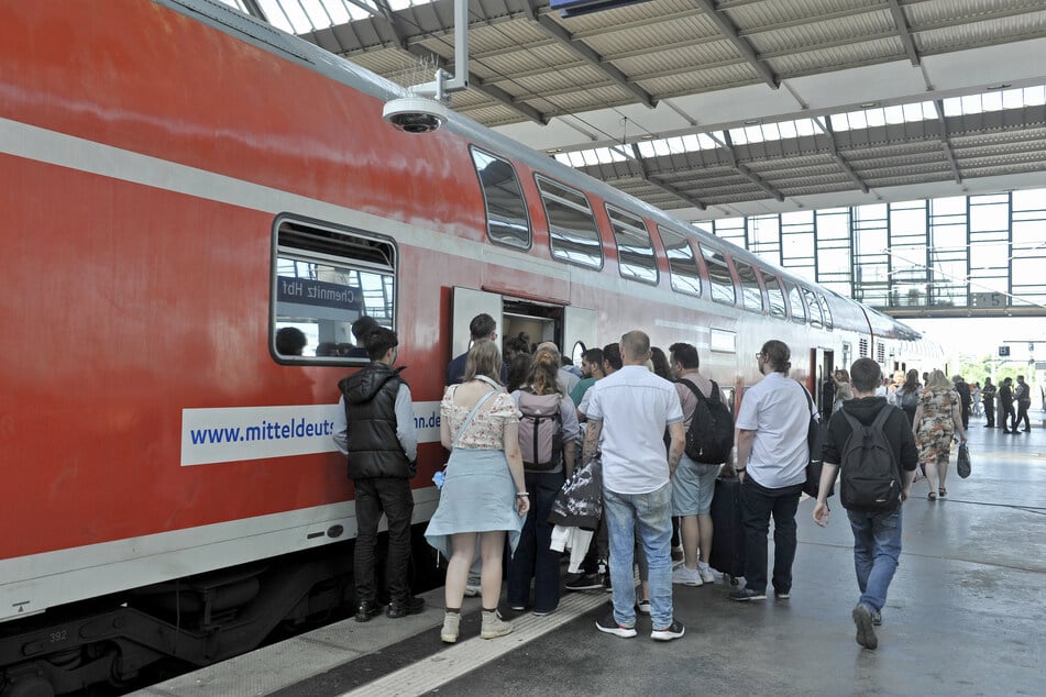 Weil der erste Wagen hinter der Lok frei bleiben muss, drängen die Fahrgäste seit Wochen in die restlichen zwei Waggons.