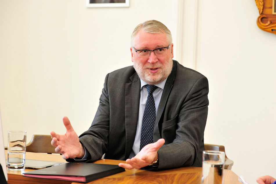 Matthias Damm (68, CDU) macht den Sitz als Landrat nach einer Amtsperiode in Mittelsachsen frei.
