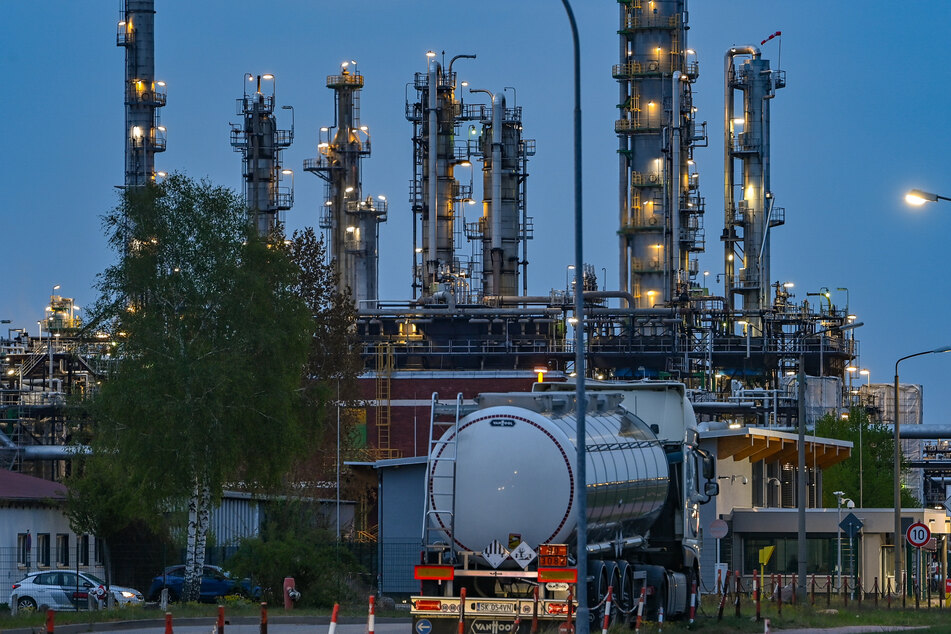 Deutsche Raffinerien sind aktuell noch auf Lieferungen aus Russland angewiesen. Das müsste sich beim Aktivwerden eines Öl-Embargos ändern.