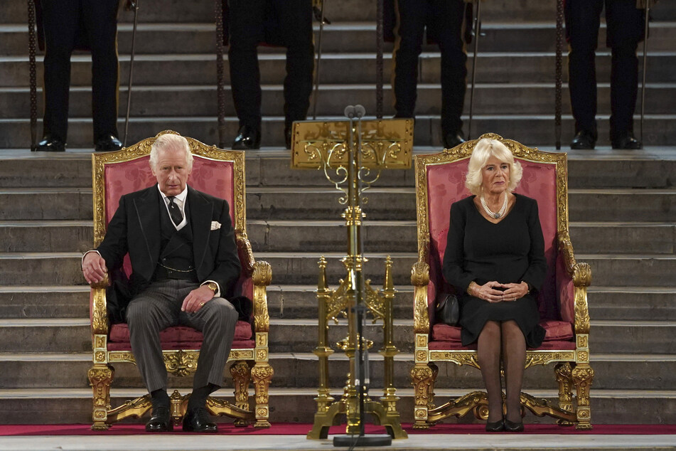 König Charles III. (73) und seine Frau Camilla (75) haben am Montagmorgen in einer feierlichen Zeremonie in London die Beileidsbekundungen des britischen Parlaments entgegengenommen.