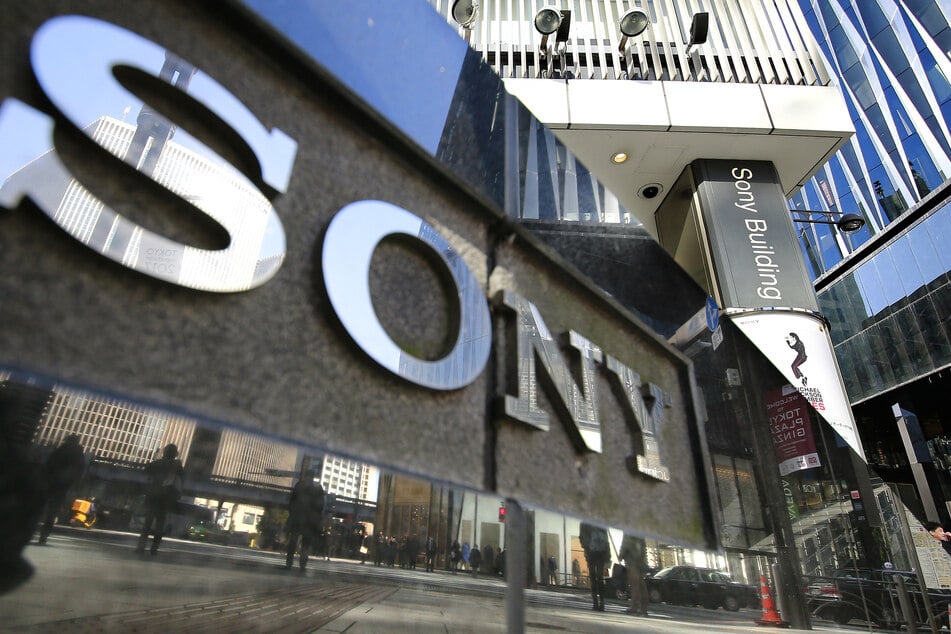 Passanten spiegeln sich in der Fassade eines Sony-Showrooms in Tokio.