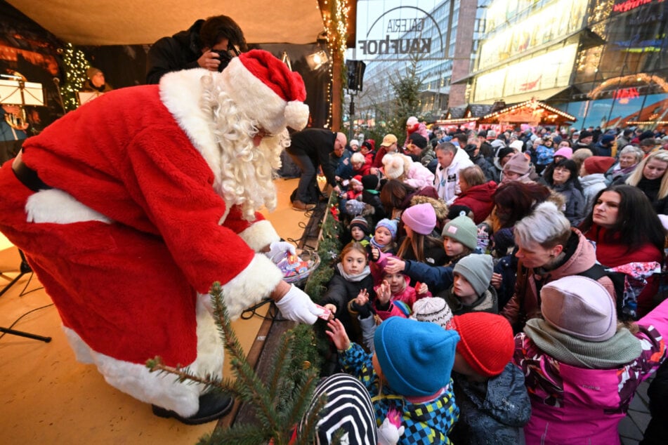 Der Weihnachtsmann verteilte fleißig Geschenke an die Kinder.